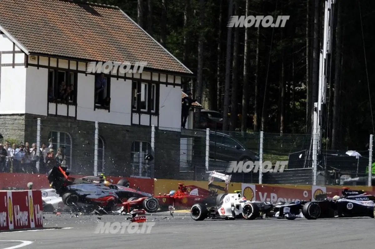 GP Spa 2012: la fotosequenza dell’incidente (7)