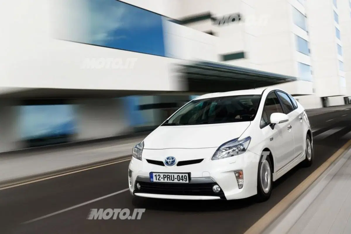 Toyota Prius Plug-In (2)