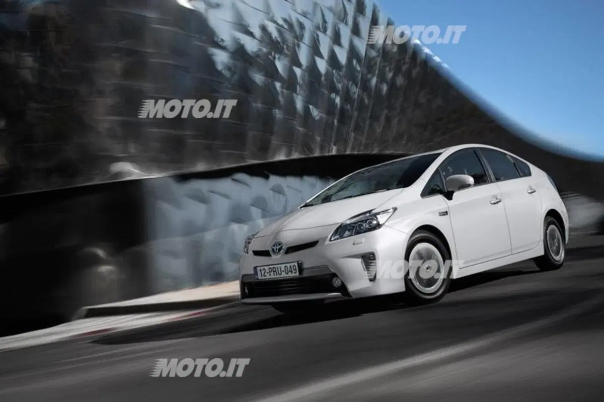 Toyota Prius Plug-In (3)