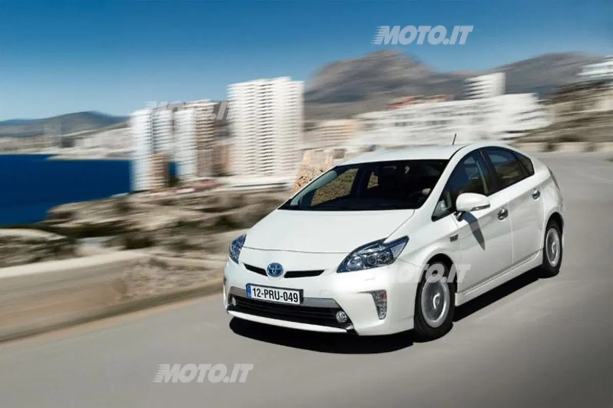 Toyota Prius Plug-In (4)