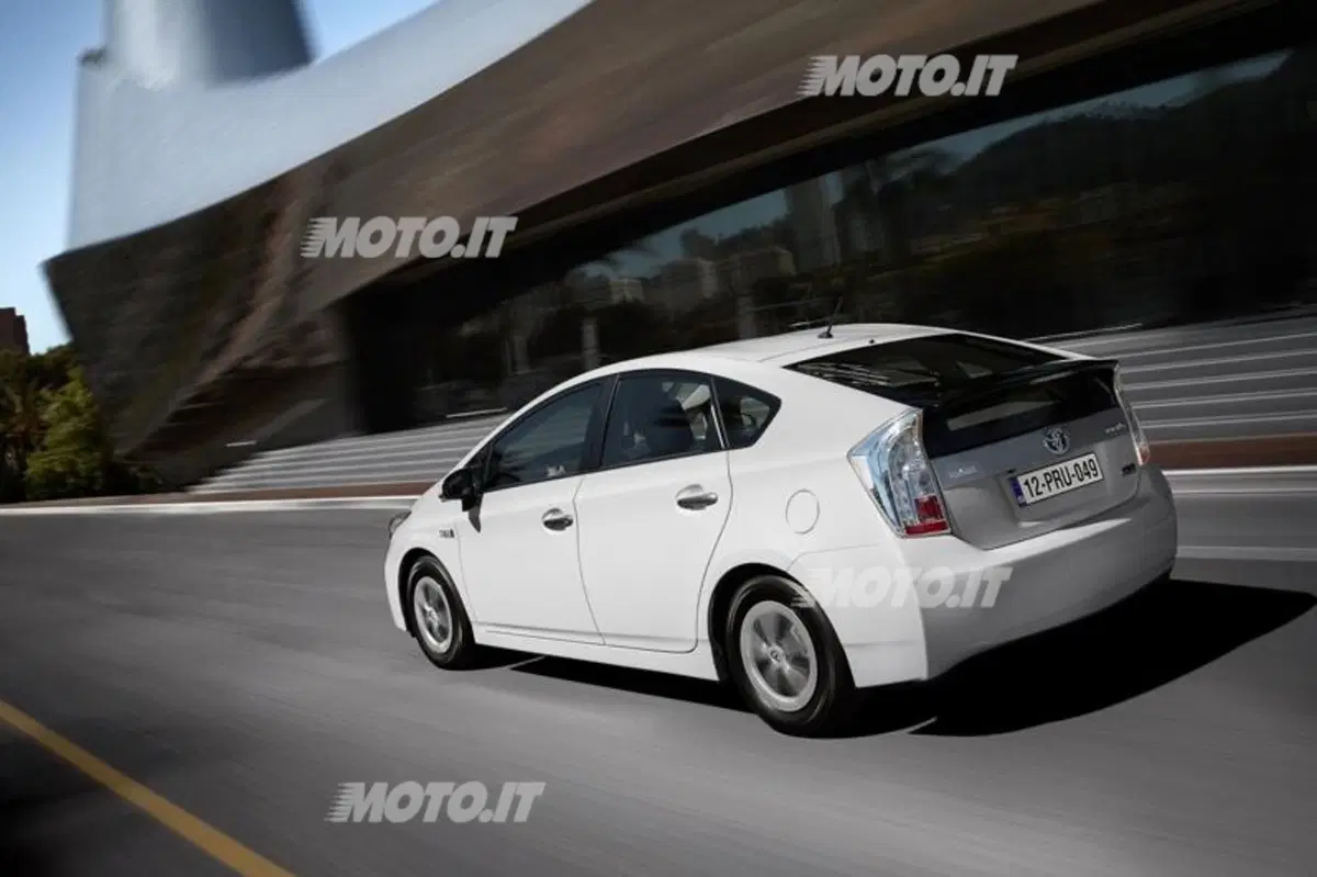 Toyota Prius Plug-In (5)