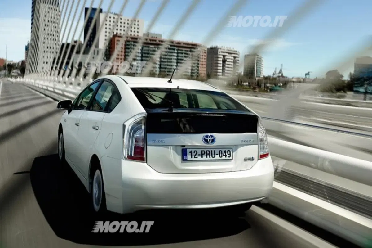 Toyota Prius Plug-In (6)