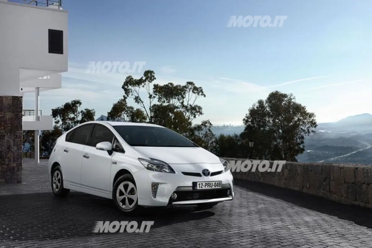 Toyota Prius Plug-In (9)