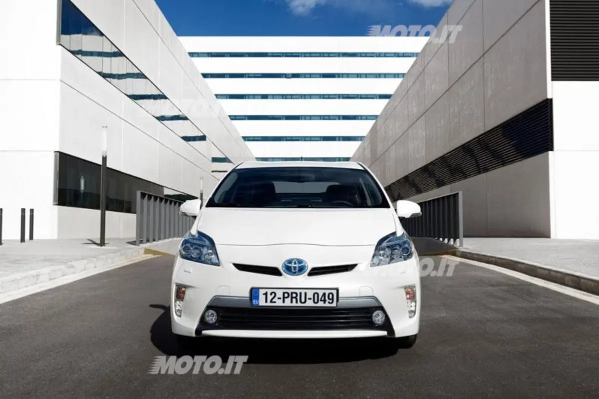 Toyota Prius Plug-In (10)