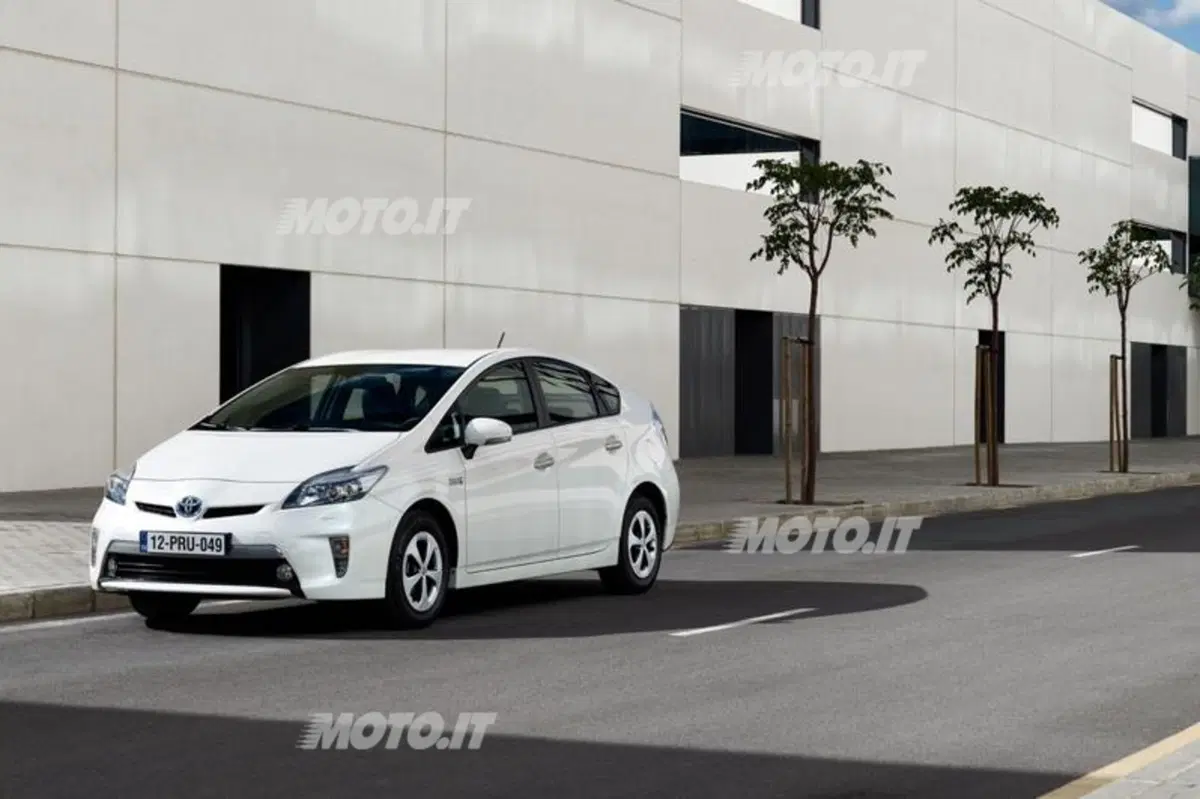 Toyota Prius Plug-In (11)