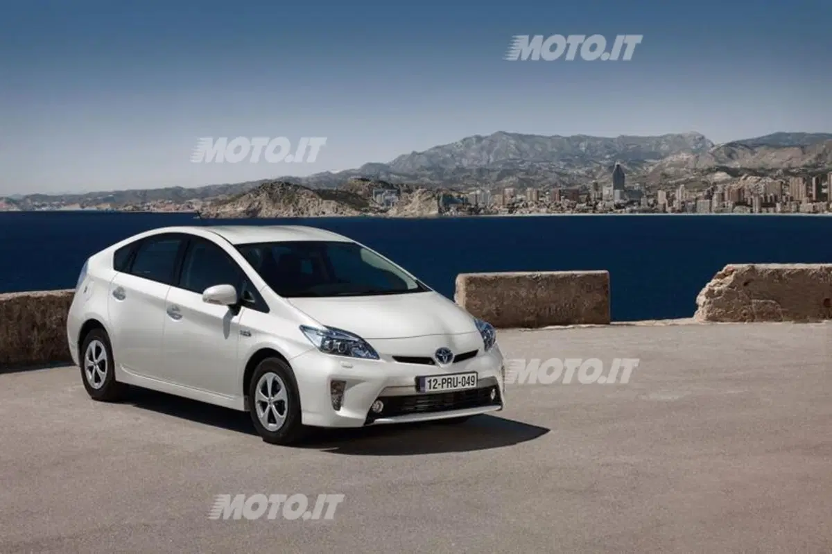 Toyota Prius Plug-In (12)