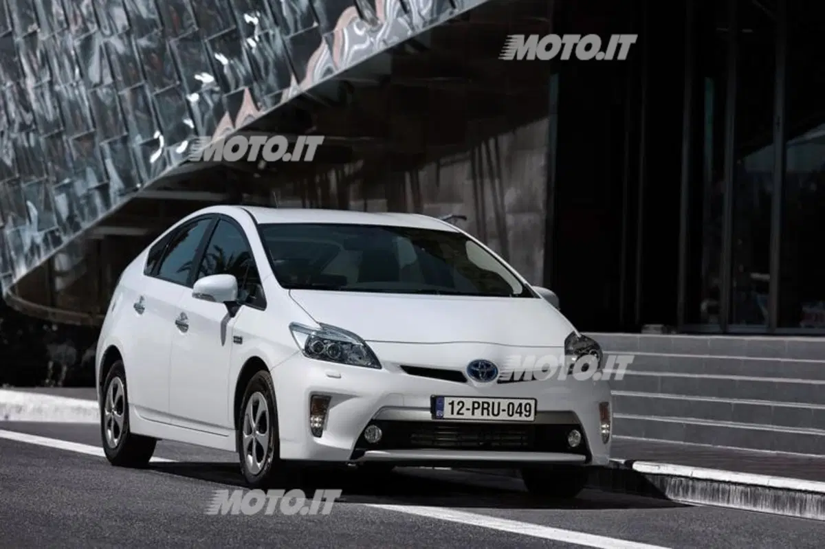Toyota Prius Plug-In (13)
