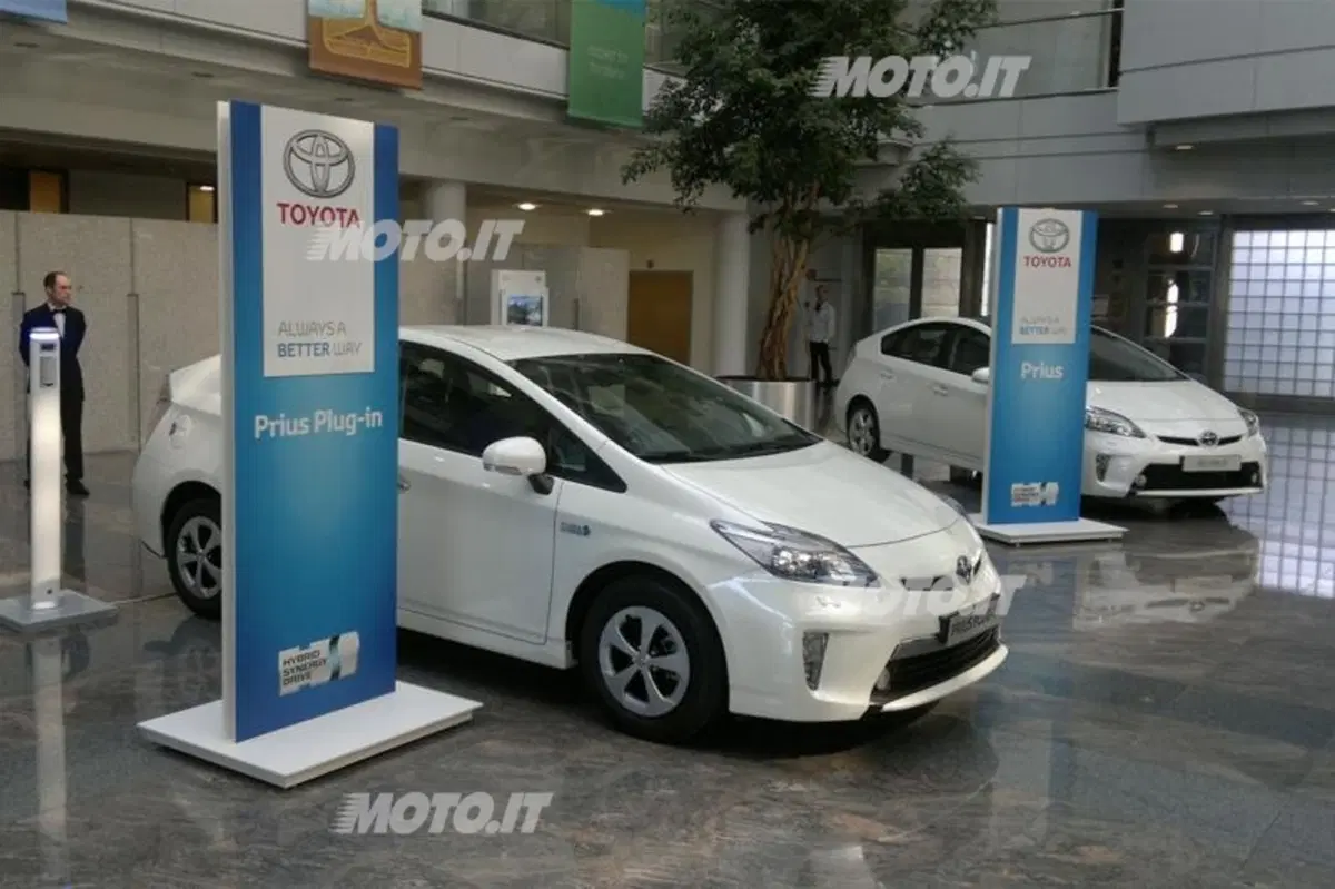 Toyota Prius Plug-In (17)