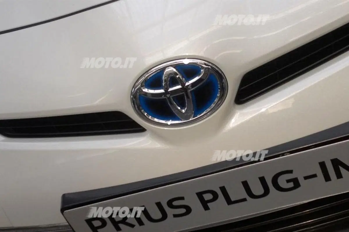 Toyota Prius Plug-In (18)