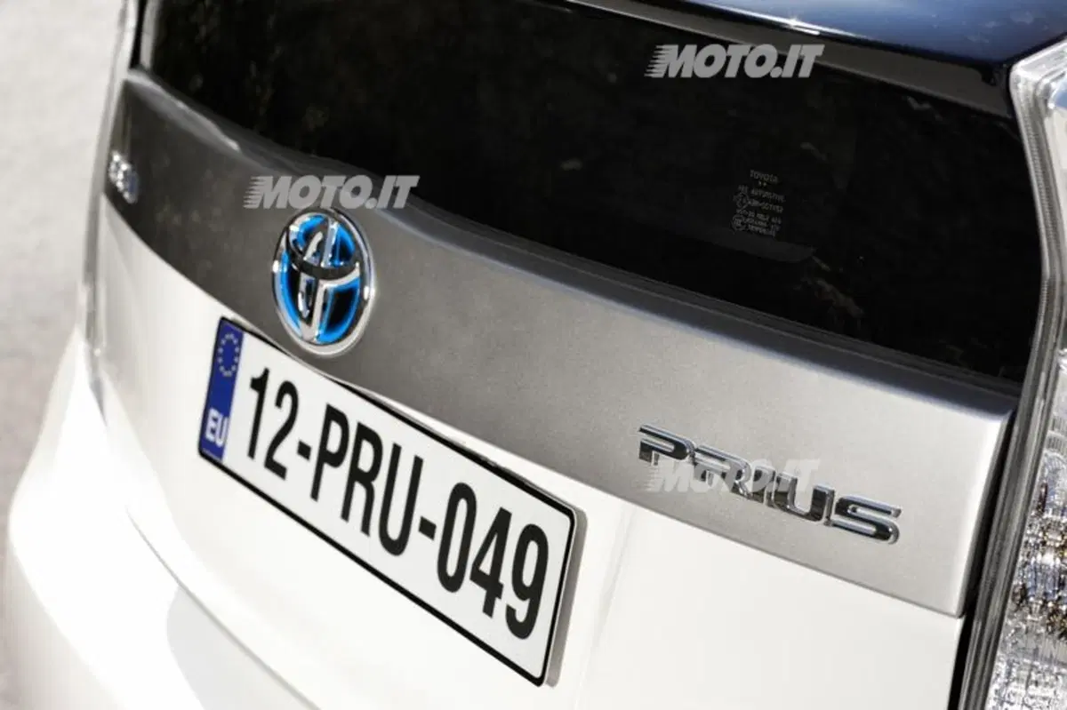 Toyota Prius Plug-In (26)