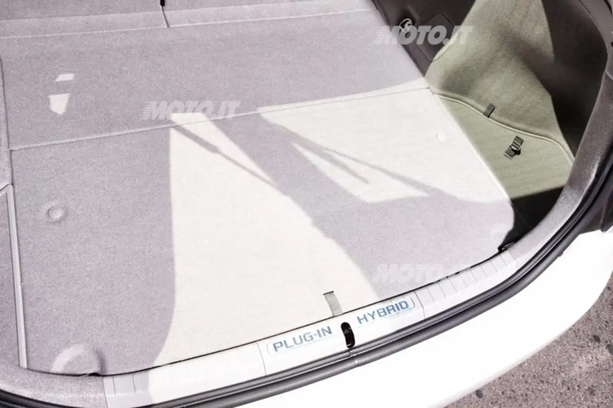 Toyota Prius Plug-In (28)