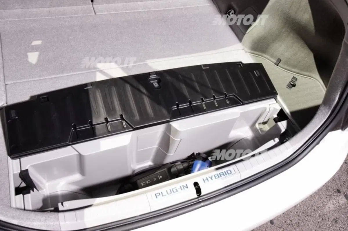 Toyota Prius Plug-In (30)