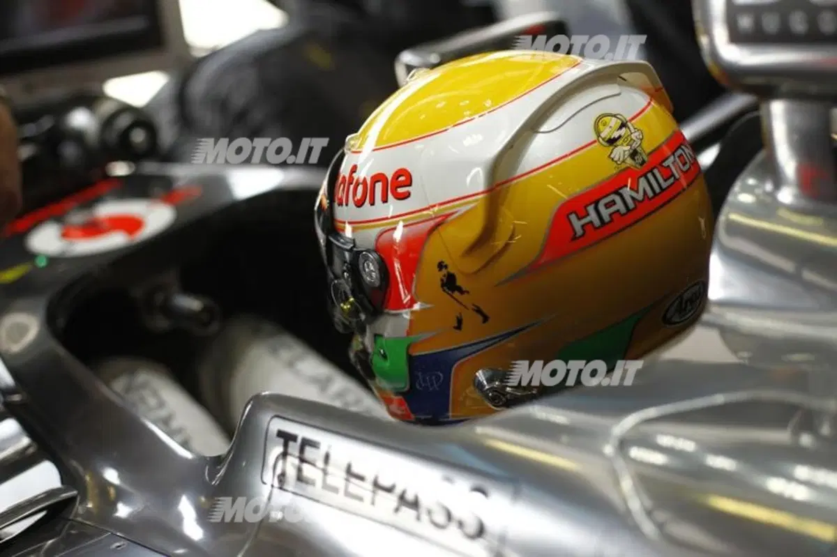 Hamilton: un casco col tricolore per Monza (2)