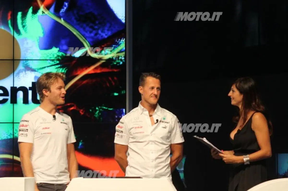 Petronas festeggia i 100 anni con “Fluid Art Movement”