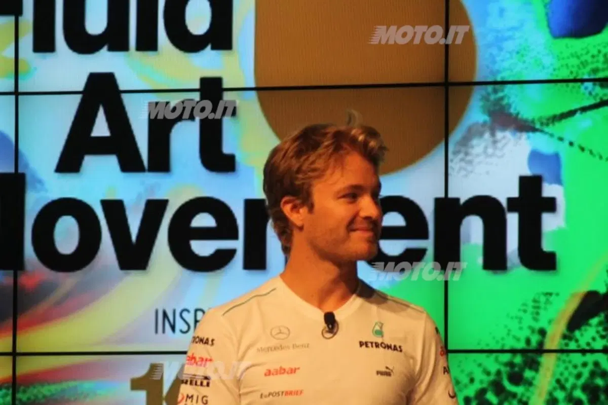 Petronas festeggia i 100 anni con “Fluid Art Movement” (4)