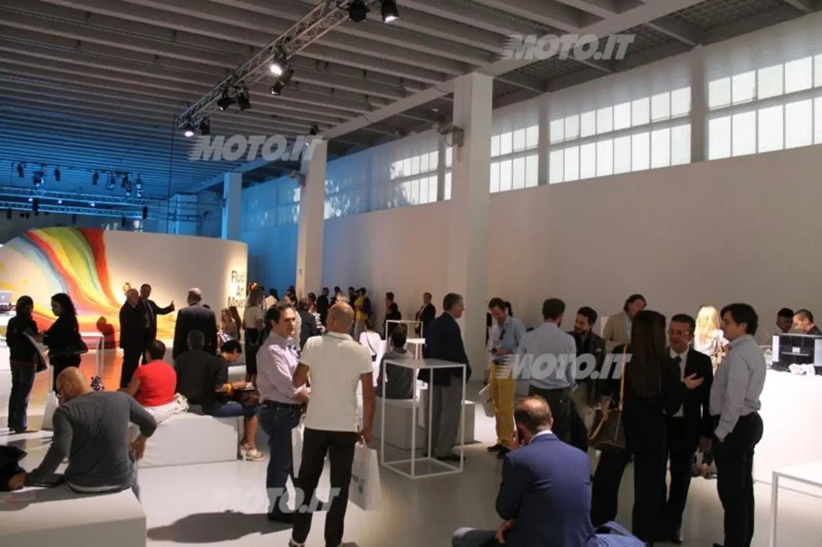 Petronas festeggia i 100 anni con “Fluid Art Movement” (21)