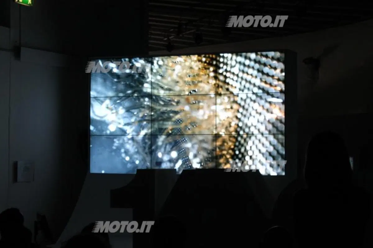 Petronas festeggia i 100 anni con “Fluid Art Movement” (23)