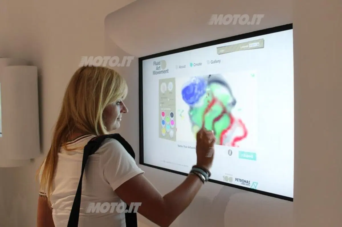 Petronas festeggia i 100 anni con “Fluid Art Movement” (26)