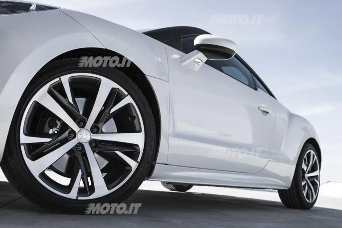 Peugeot RCZ: ecco il facelift M.Y. 2013 (12)