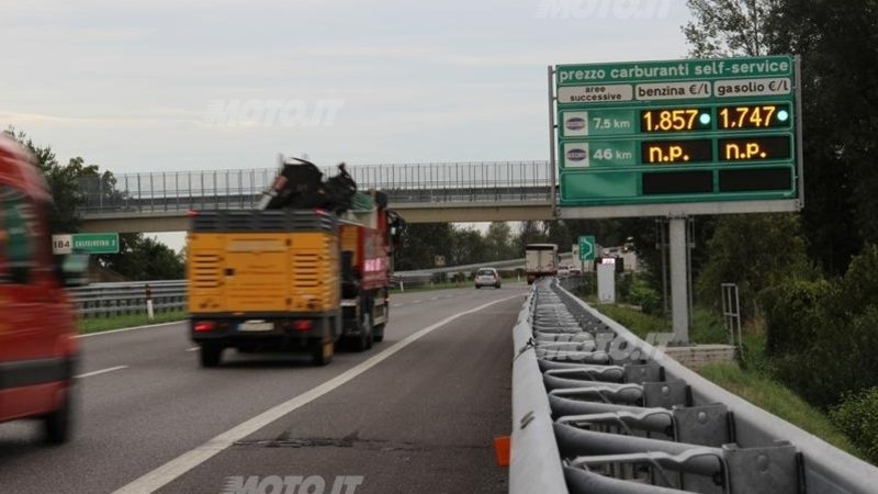 Autostrade: benza-cartelloni col prezzo che non c&rsquo;&egrave;