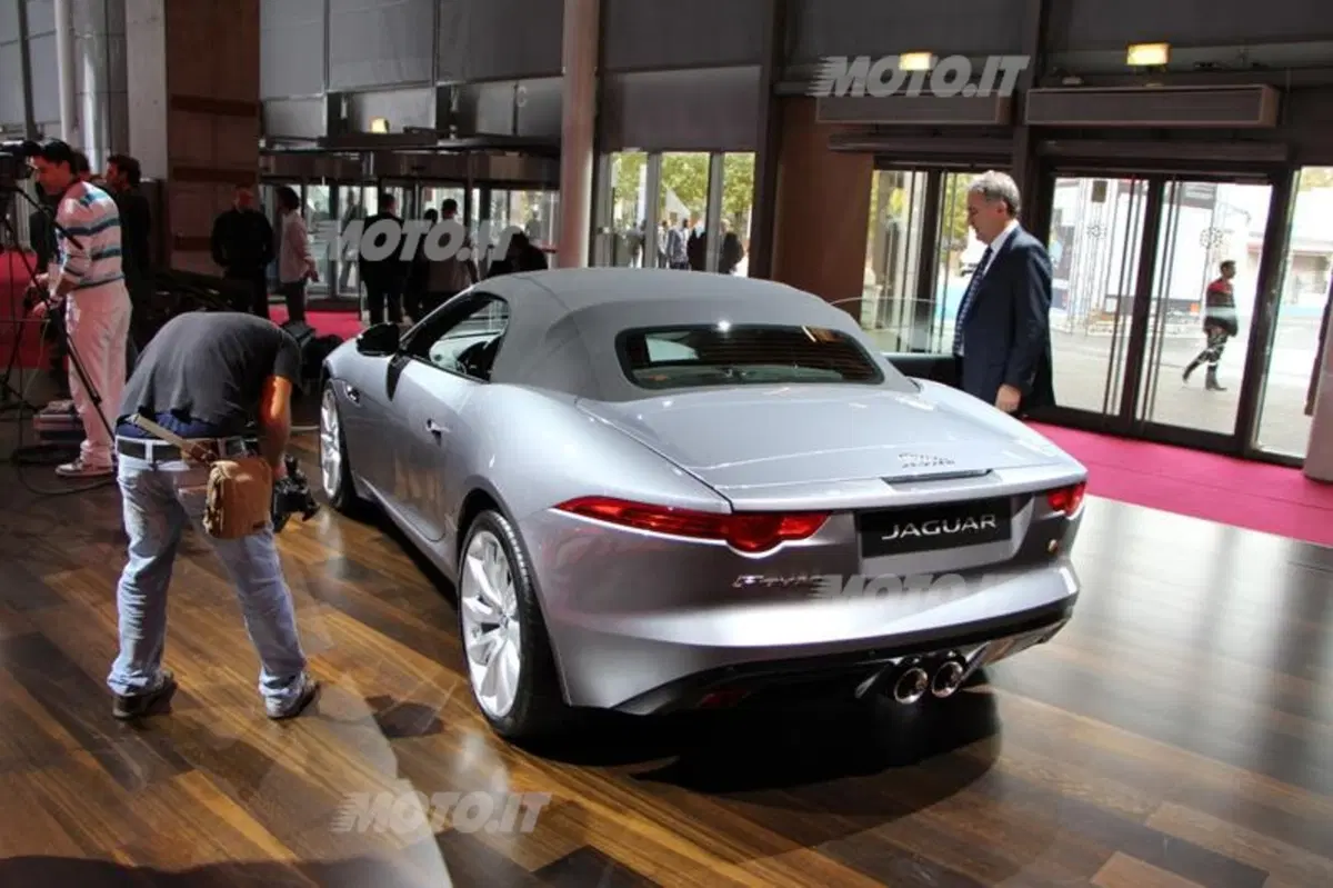 Jaguar al Salone di Parigi 2012 (8)