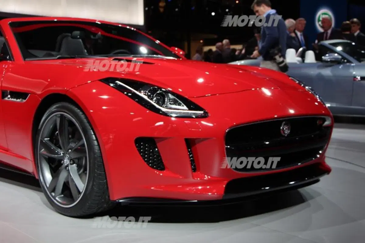 Jaguar al Salone di Parigi 2012 (20)