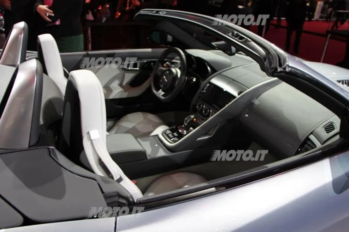 Jaguar al Salone di Parigi 2012 (26)