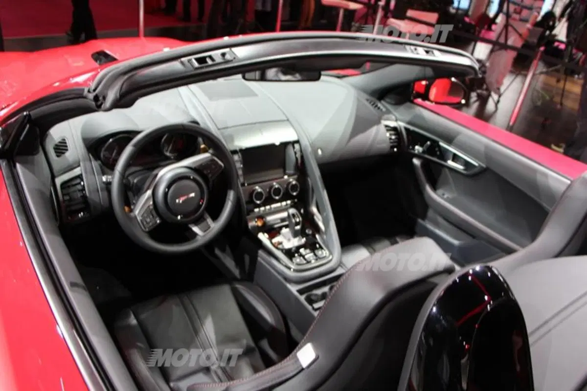 Jaguar al Salone di Parigi 2012 (27)