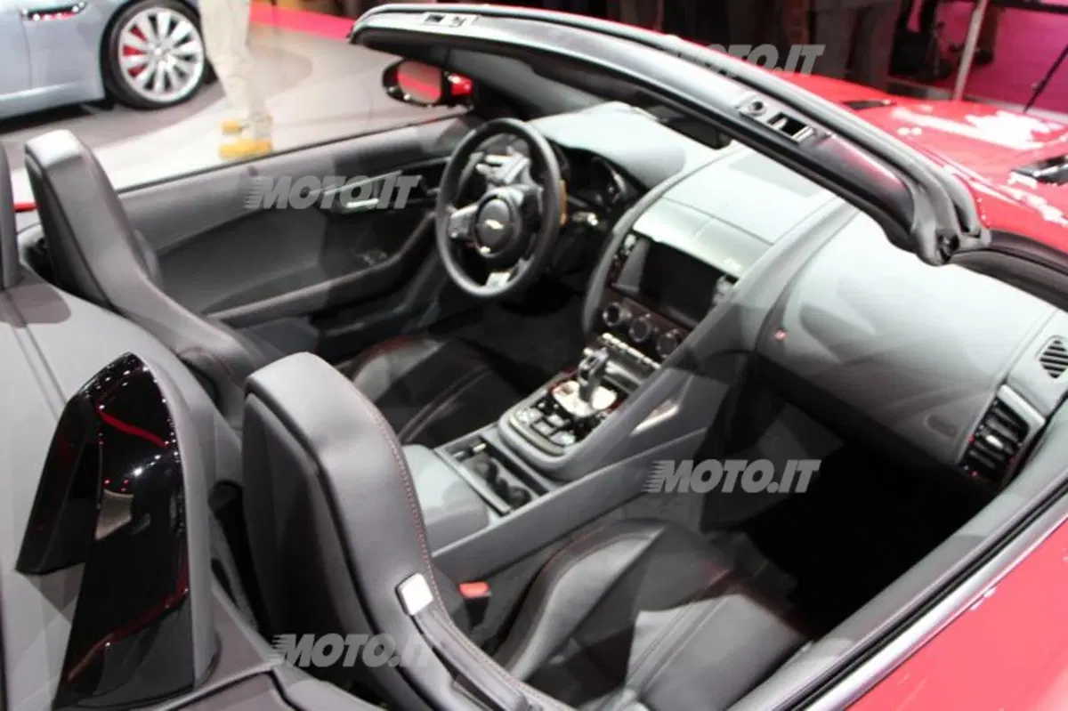 Jaguar al Salone di Parigi 2012 (28)