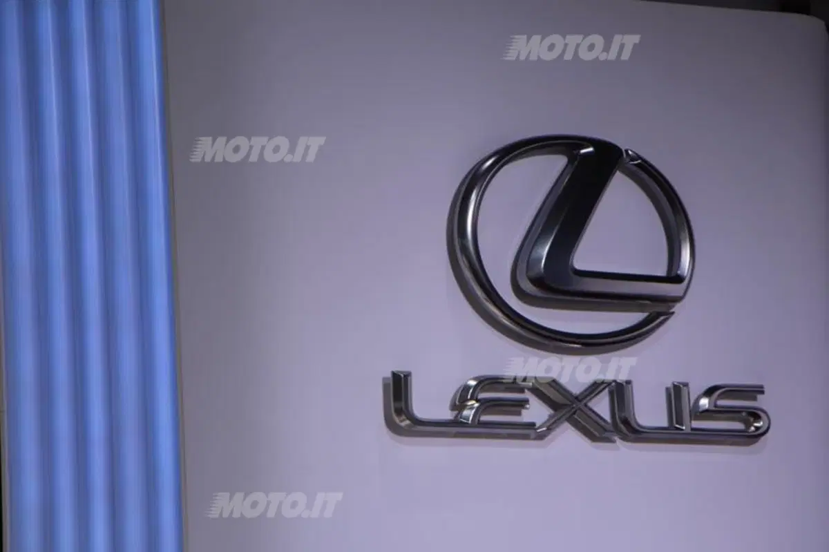 Lexus al Salone di Parigi 2012