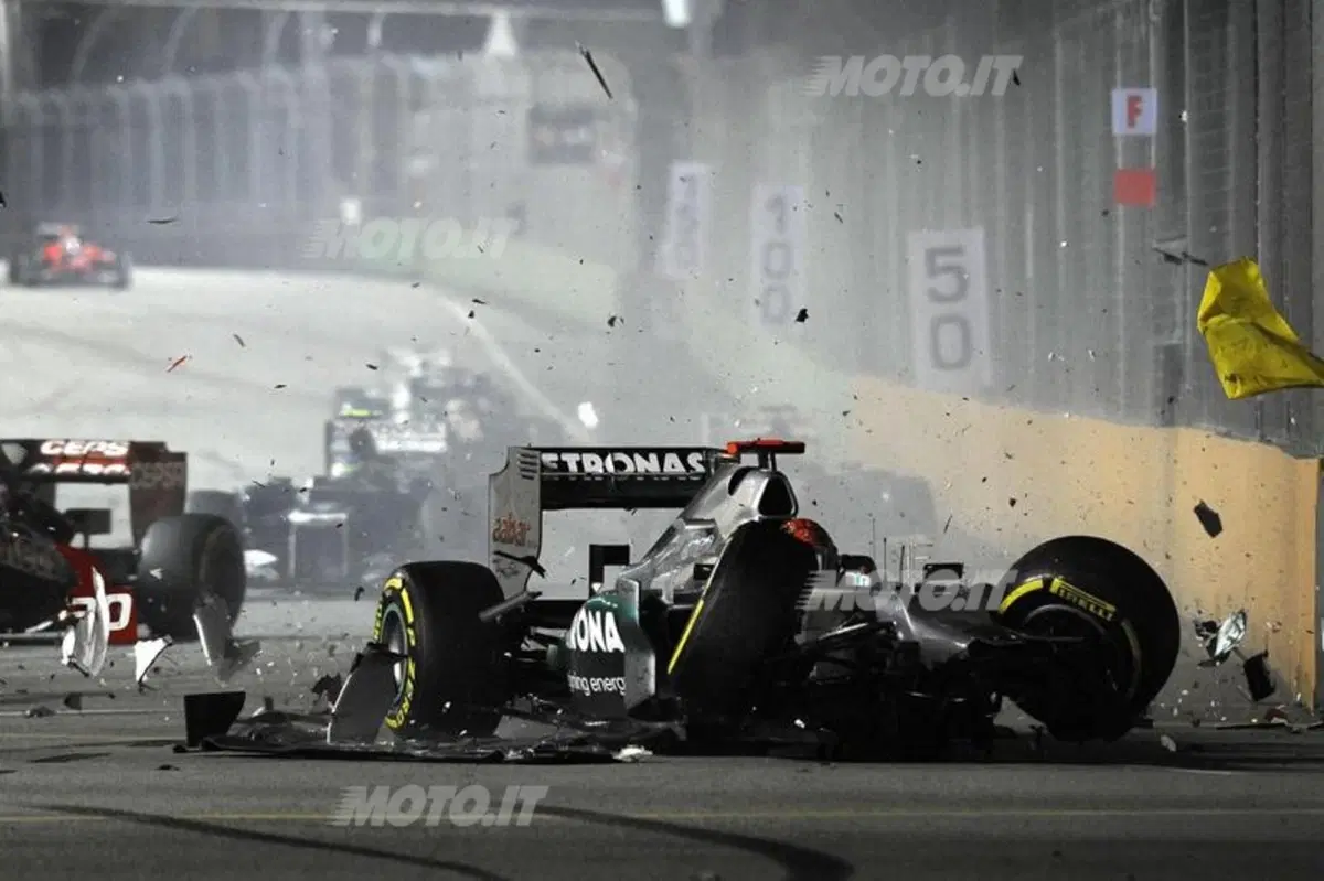 GP Singapore 2012: la foto sequenza dell'incidente di Schumacher (5)