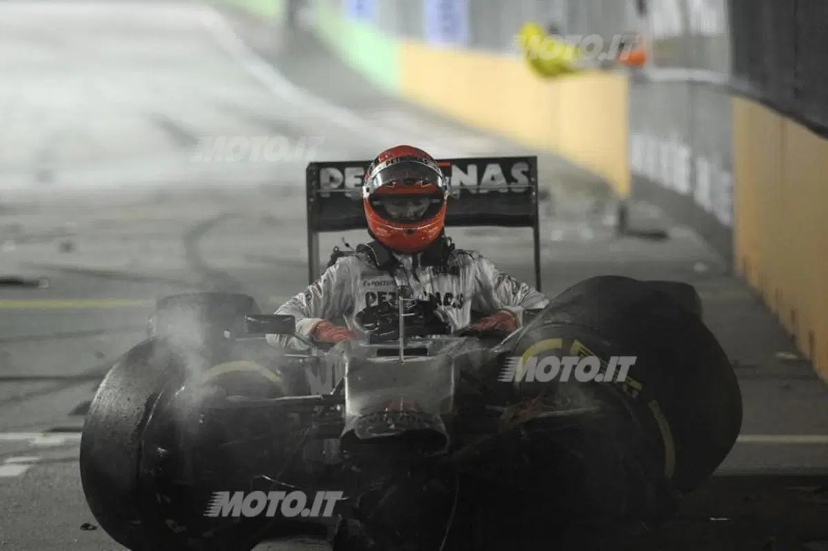 GP Singapore 2012: la foto sequenza dell'incidente di Schumacher (6)