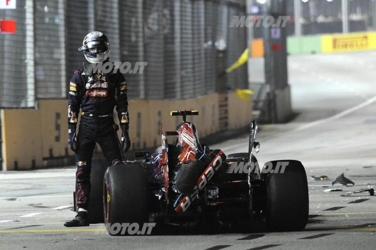 GP Singapore 2012: la foto sequenza dell'incidente di Schumacher (7)