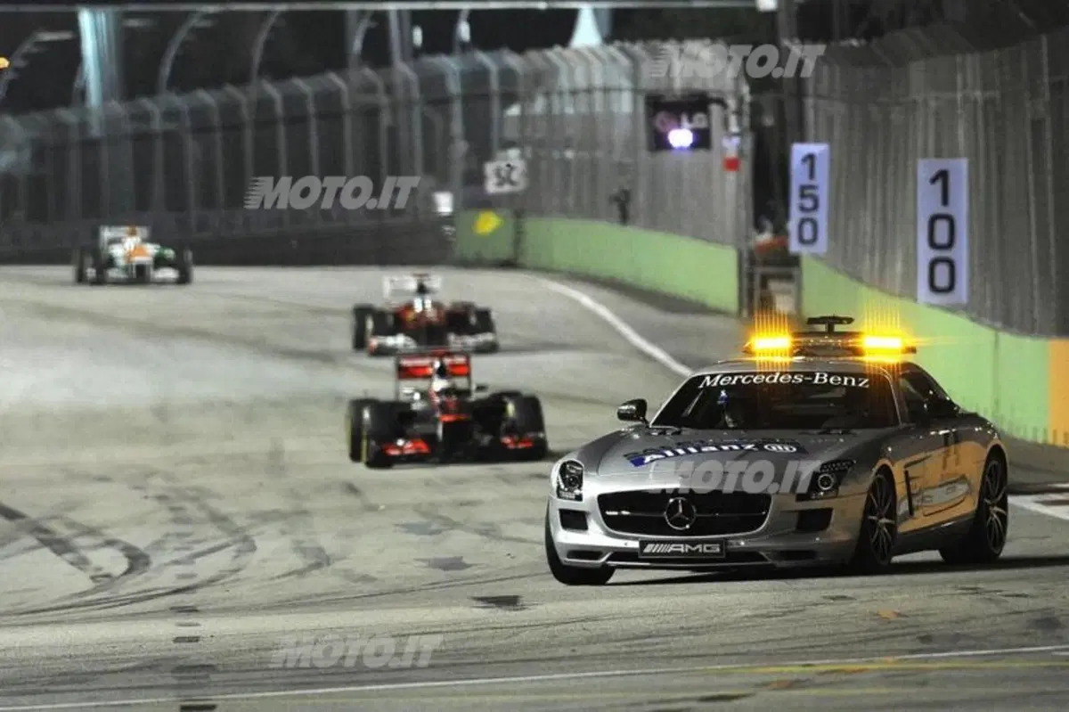 GP Singapore 2012: la foto sequenza dell'incidente di Schumacher (8)