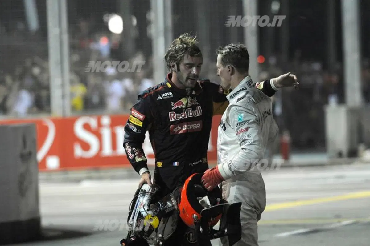 GP Singapore 2012: la foto sequenza dell'incidente di Schumacher (9)