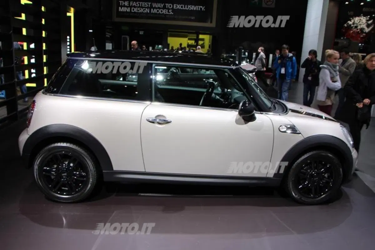 MINI al Salone di Parigi 2012 (10)