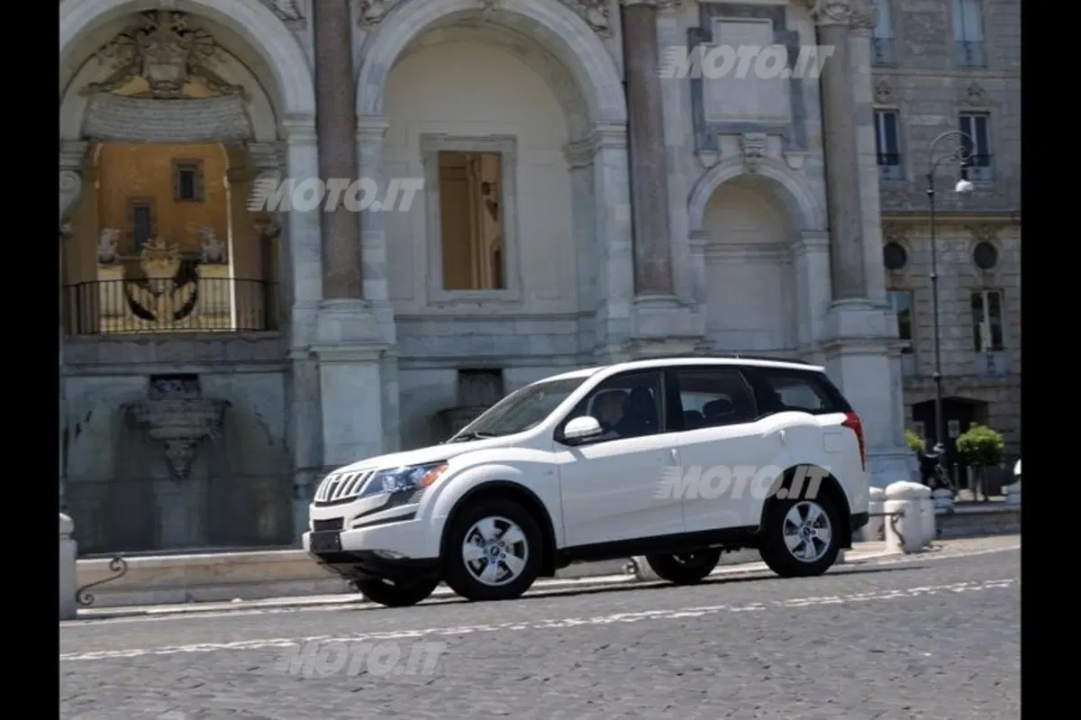 Mahindra XUV500 (8)