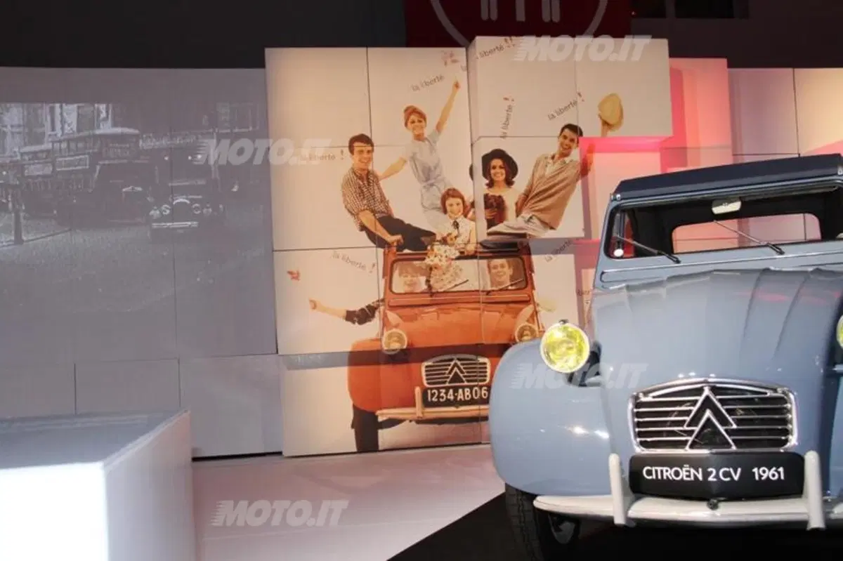 Salone di Parigi 2012: in passerella anche le auto d'epoca (9)