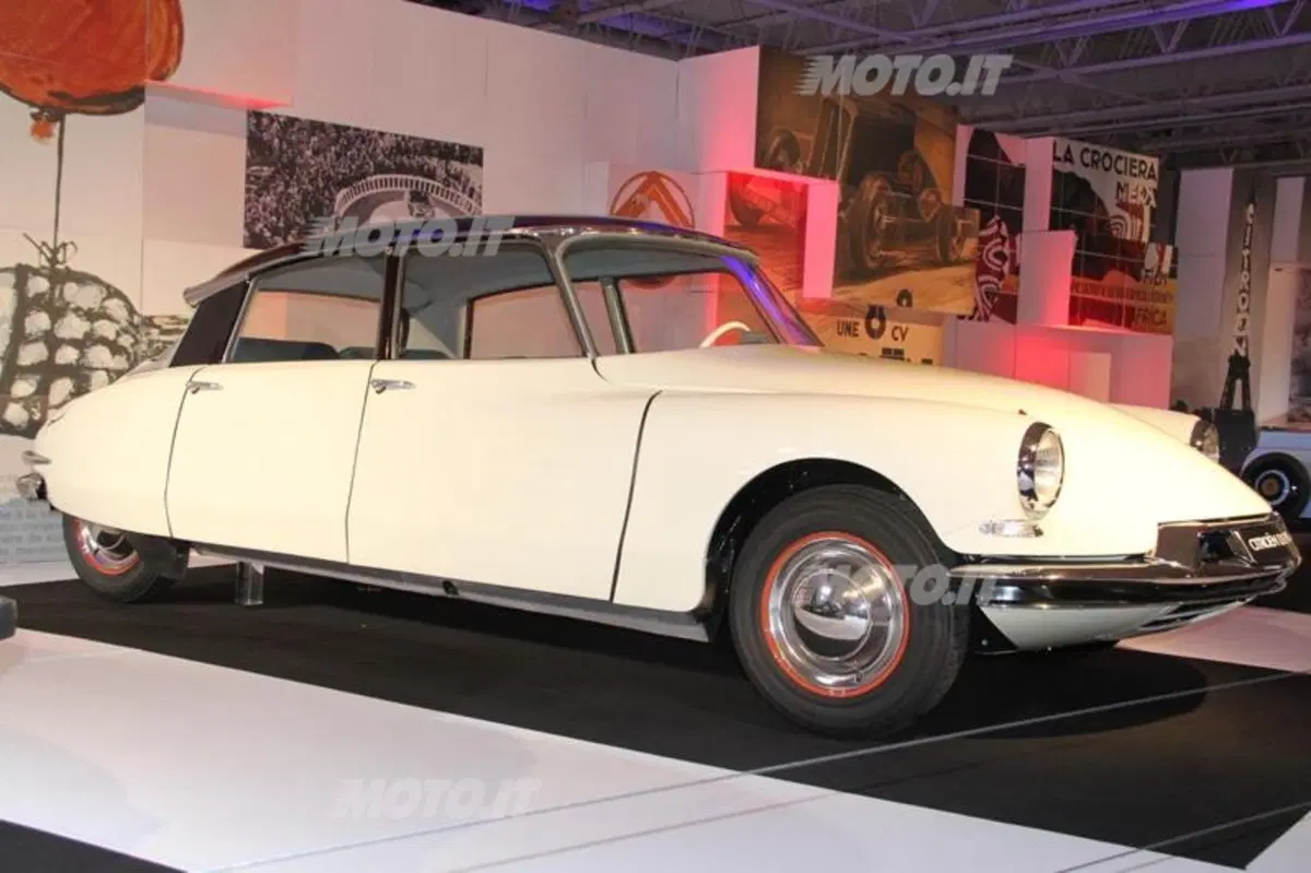 Salone di Parigi 2012: in passerella anche le auto d'epoca (11)