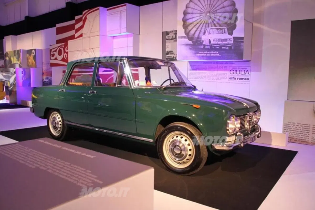 Salone di Parigi 2012: in passerella anche le auto d'epoca (57)