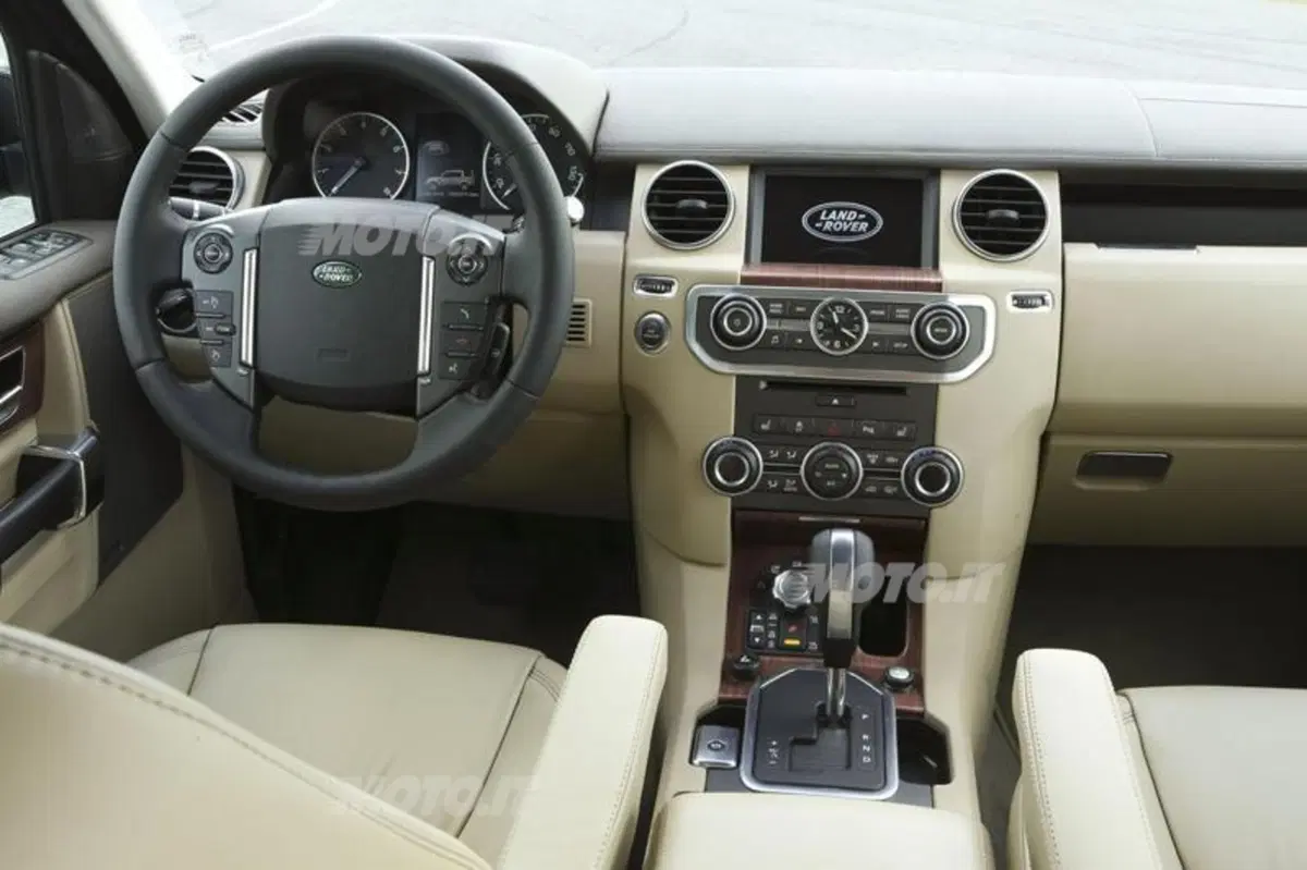 Land Rover Discovery 4 M.Y. 2013 (11)
