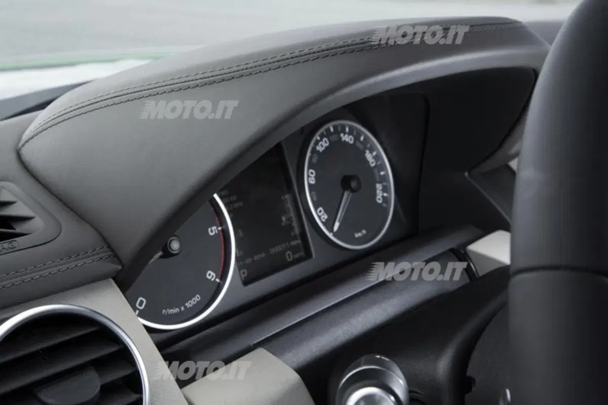 Land Rover Discovery 4 M.Y. 2013 (12)