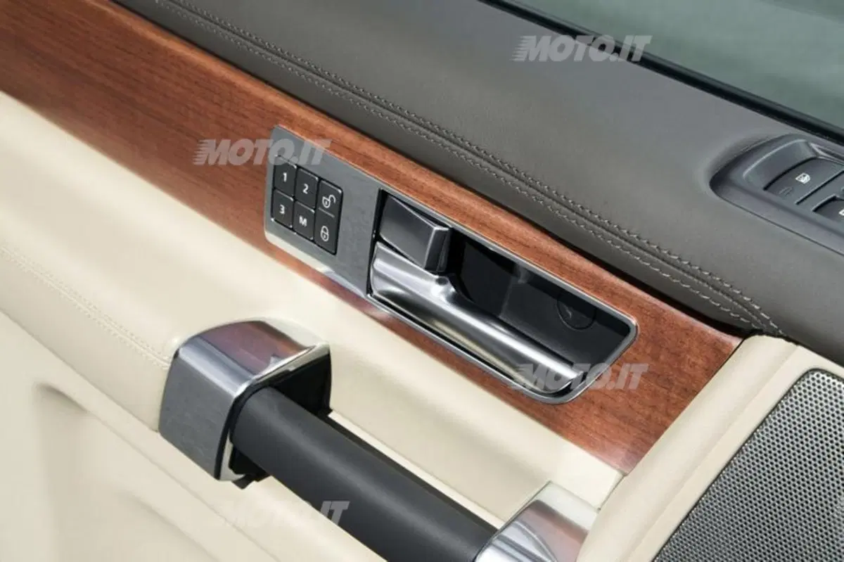 Land Rover Discovery 4 M.Y. 2013 (14)