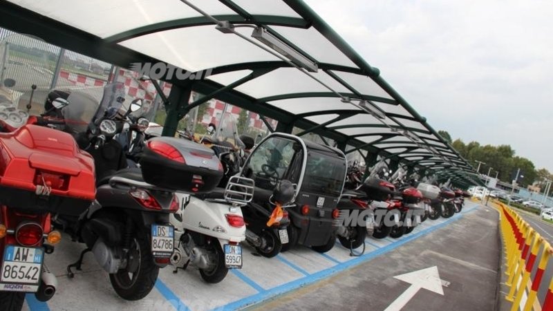 Parcheggio aeroporto di Linate: ora le moto non cadono pi&ugrave;