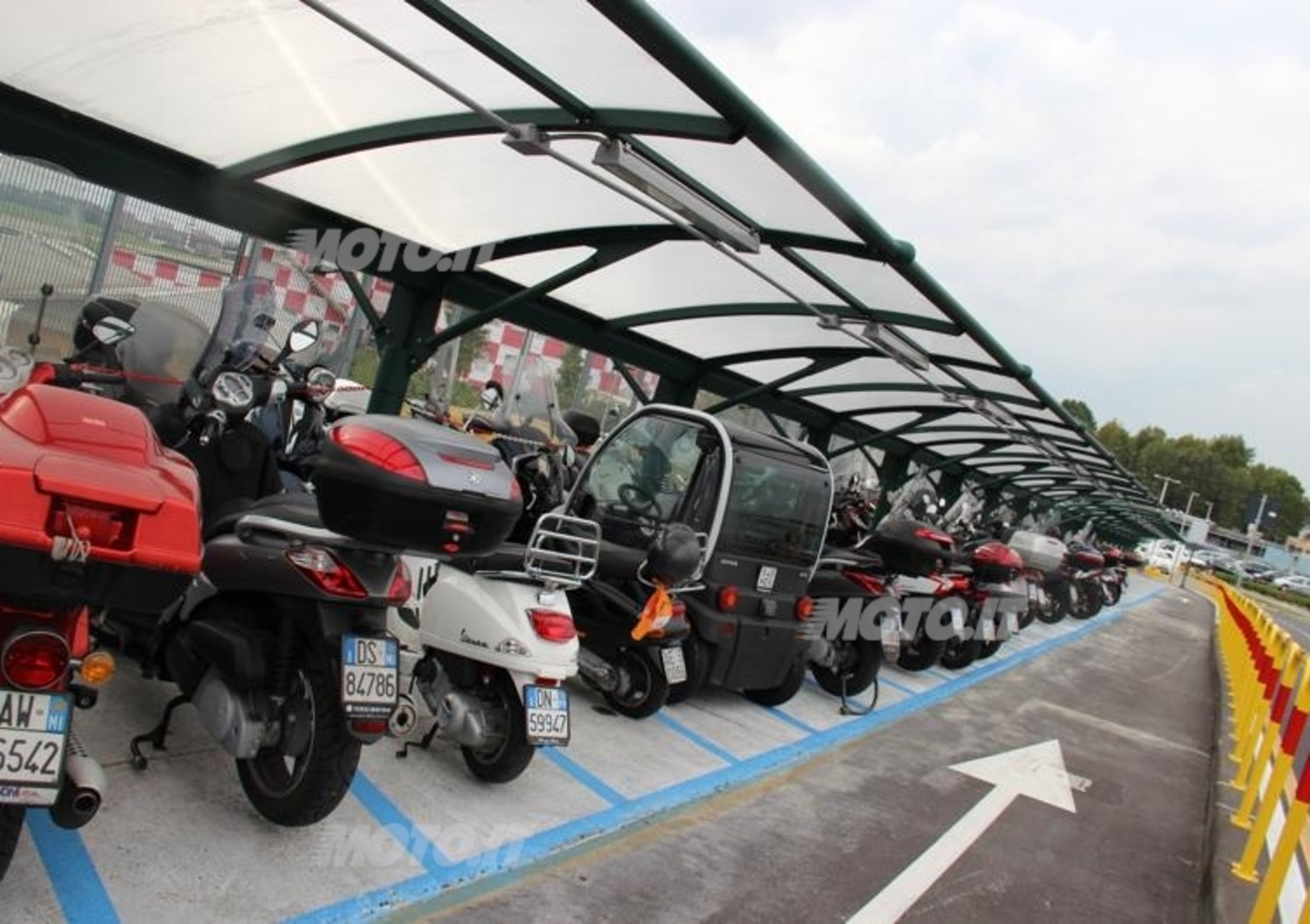 Parcheggio aeroporto di Linate: ora le moto non cadono pi&ugrave;