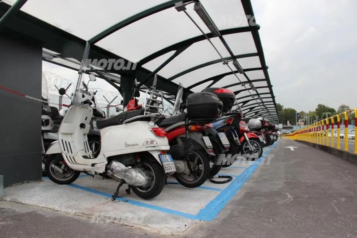 Parcheggio aeroporto di Linate: ora le moto non cadono più
