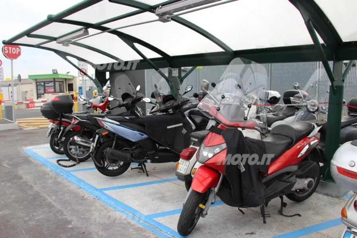 Parcheggio aeroporto di Linate: ora le moto non cadono più (2)