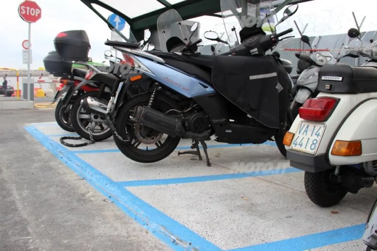 Parcheggio aeroporto di Linate: ora le moto non cadono più (3)