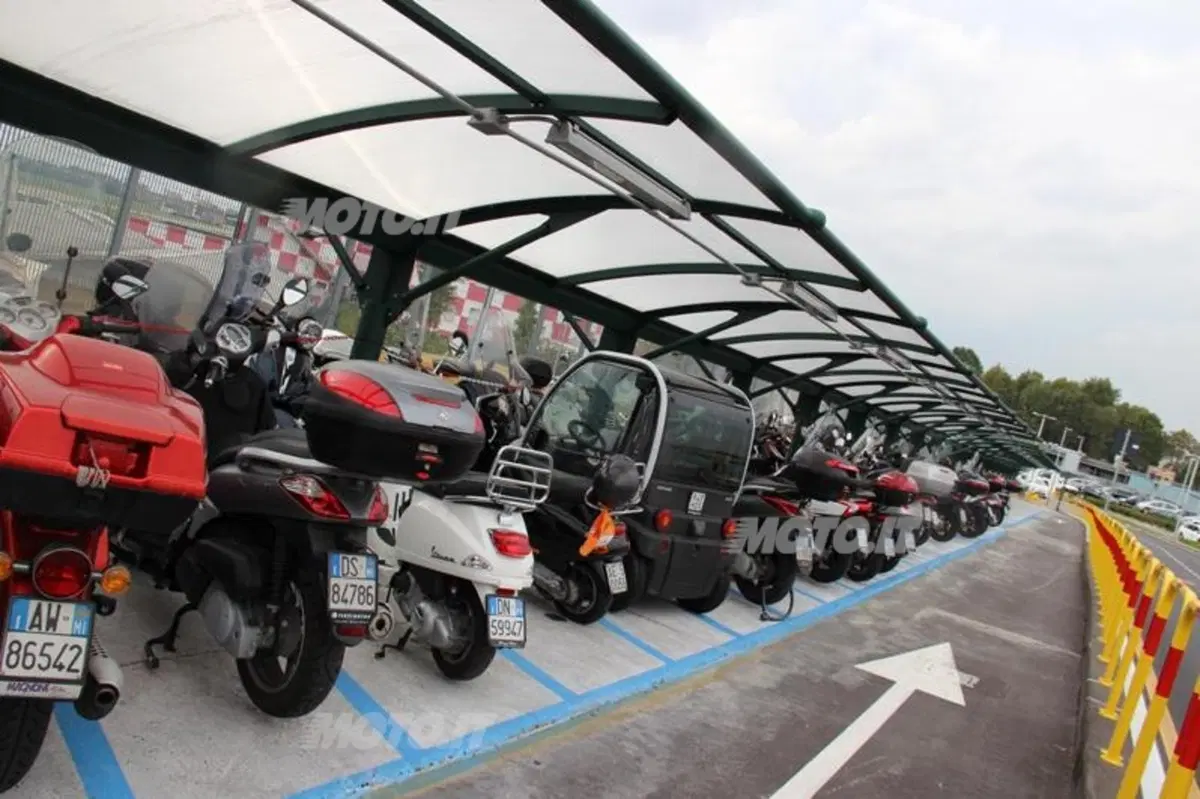 Parcheggio aeroporto di Linate: ora le moto non cadono più (5)
