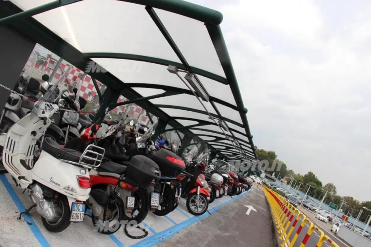 Parcheggio aeroporto di Linate: ora le moto non cadono più (6)